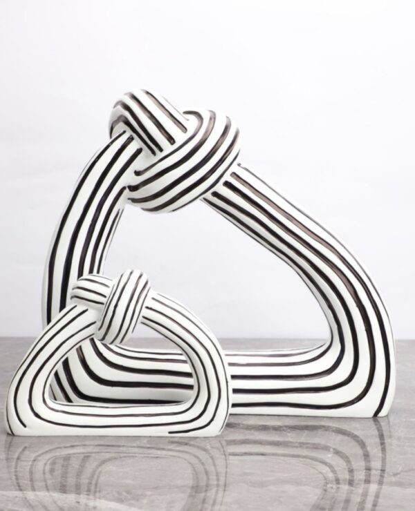 BLACK & WHITE TRIANGLE TWIST DECOR SET